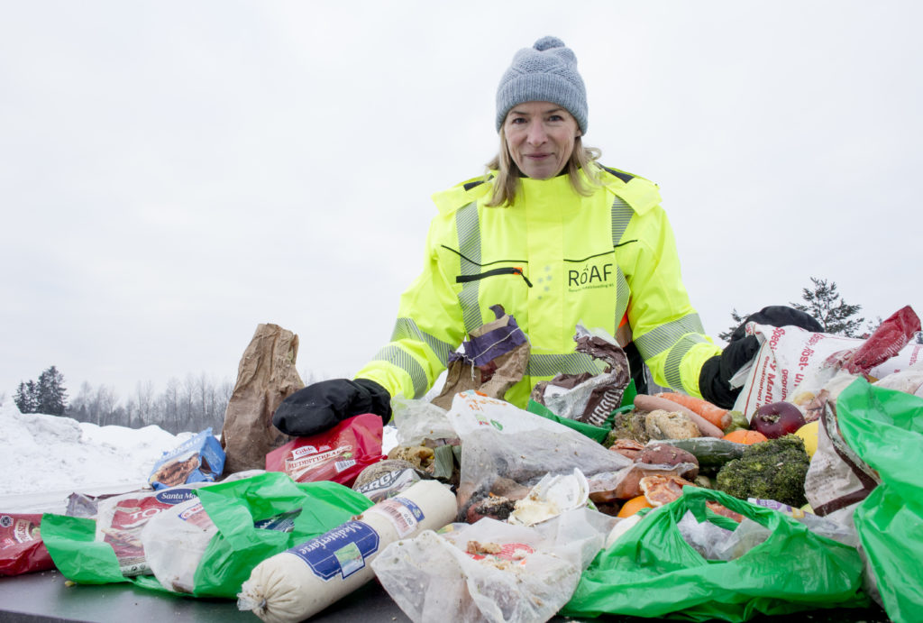 Synnøve Bjørke viser frem matsvinn til 40 000 kroner