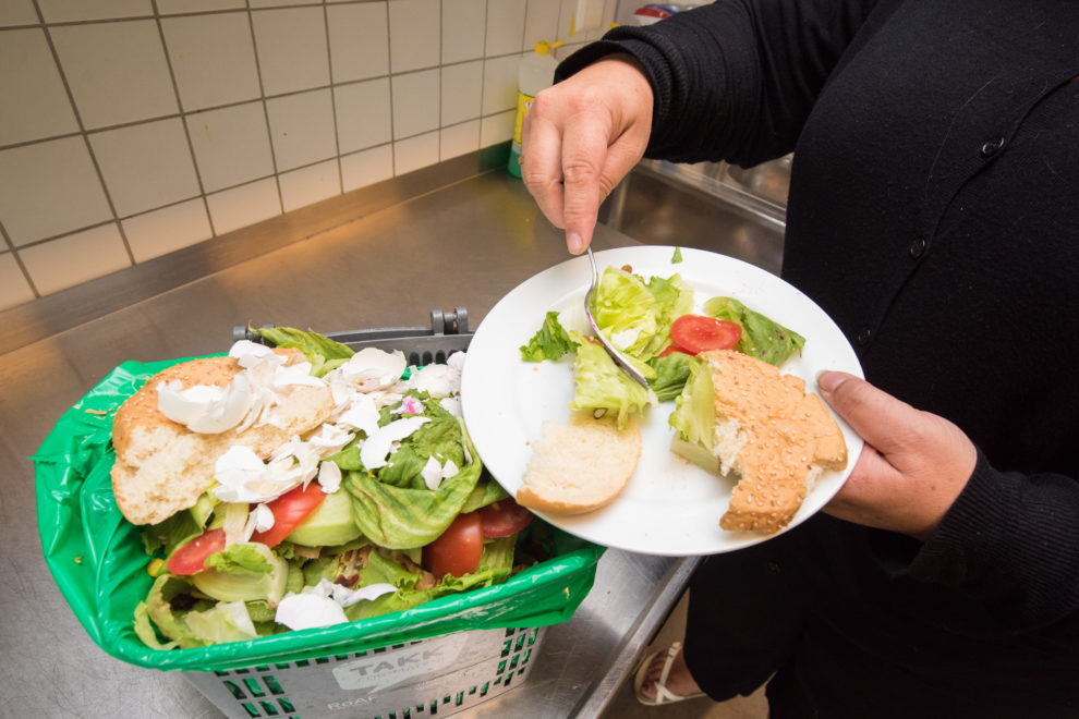 Skraper matavfall av tallerken