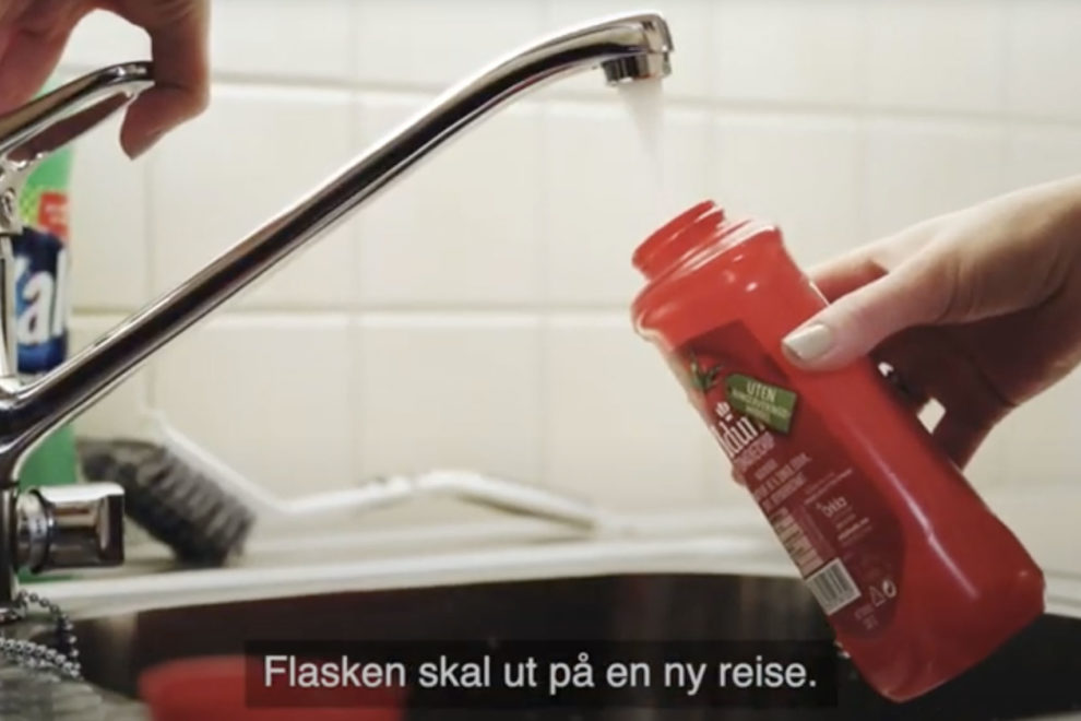 Følg en ketchupflaskes reise gjennom anlegget vårt