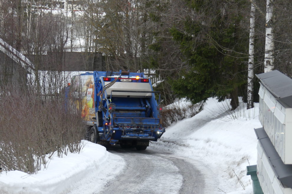 Renovasjonsbil på vinterføre