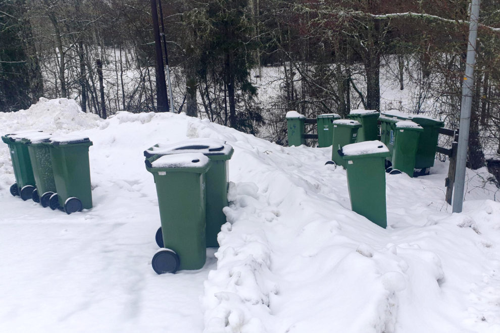 Renovasjonsdunker i snø