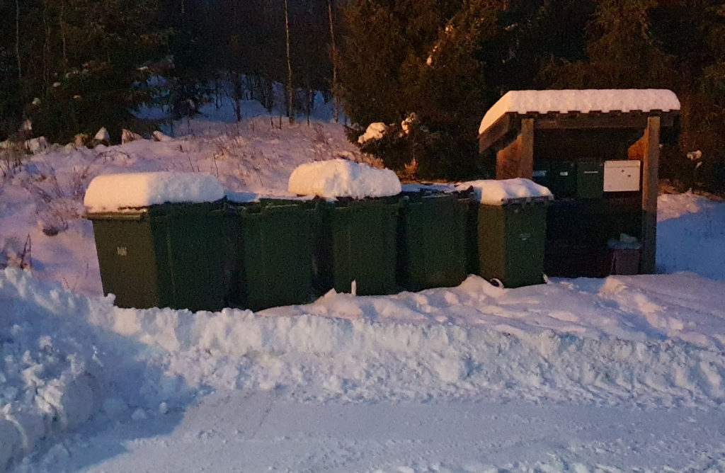 Nedsnødde avfallsbeholdere