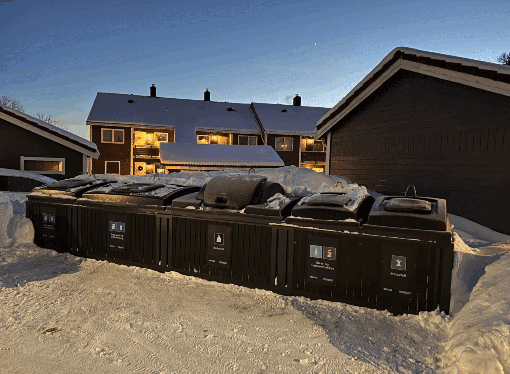 Avfallsbeholdere som er måkt frem