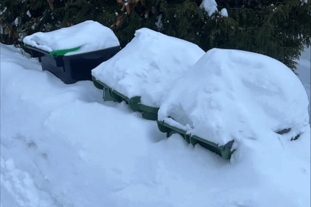 Snøbelagte beholdere