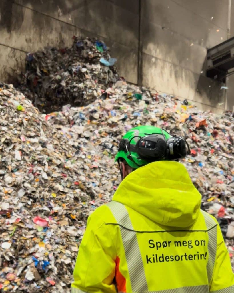 Person som går foran restavfall