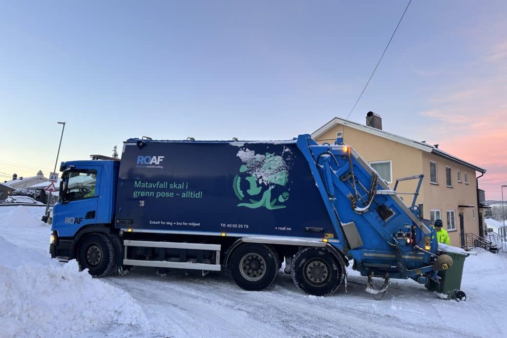 Renovasjonsbil på snø